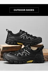Nahaufnahme atmungsaktiver schwarzer Outdoor-Wanderschuhe für Herren auf Holz
