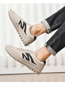 Detailansicht der Retro-Herren-Trainer mit weicher Sohle und markantem schwarzen M-Logo