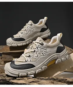 Detailansicht der atmungsaktiven beigen Mesh-Wanderschuhe für Herren auf rustikalen Holzstämmen