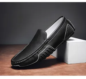 Detalle de los mocasines para hombre de cuero negro con diseño transpirable sin cordones