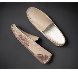 Vista detallada de mocasines de cuero beige con costuras de calidad y suela de goma