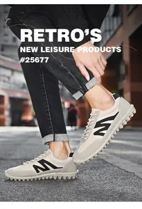Detailansicht beige Herren Retro Freizeitsneaker mit schwarzem M-Logo am Modellfuß