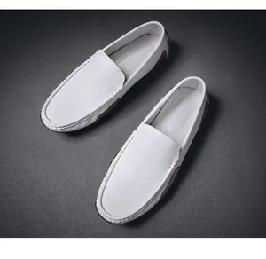 Detalle de mocasines de cuero blanco para hombre con suelas de goma suave