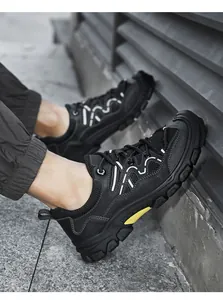 Detailansicht der atmungsaktiven schwarzen Wanderschuhe aus Mesh am Modell im Freien.