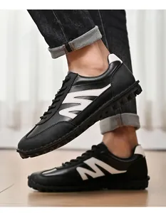 Seitenansicht der Retro-Sneaker für Herren in Schwarz mit weißen Lederakzenten und Gummisohle
