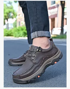 Gros plan de chaussures décontractées en cuir marron avec semelle épaisse antidérapante