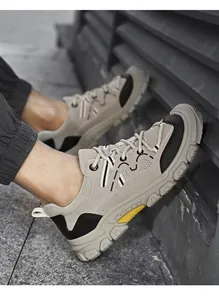 Nahaufnahme von atmungsaktiven Herren-Wanderschuhen aus beige-schwarzem Mesh-Gewebe