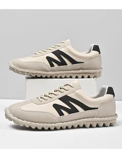 Detailansicht der Retro-Sneaker für Herren mit weichem Obermaterial und M-Logo