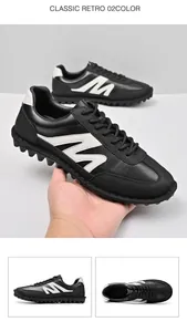 Detailansichten schwarz-weißer Herren-Retro-Turnschuhe mit weicher Sohle und M-Logo