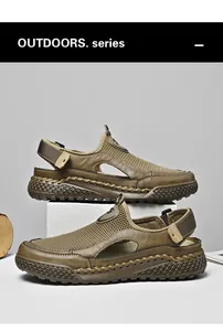 Vista dettagliata delle scarpe casual da uomo in rete marrone traspirante con suola morbida