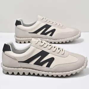 Modische Herren-Turnschuhe im Retro-Stil in Creme mit schwarzem M-Logo und weicher Sohle