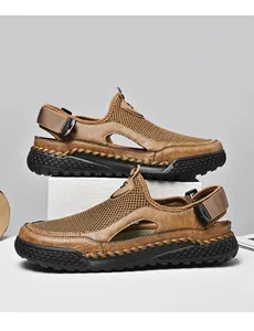Profilo laterale di sandali in rete marrone da uomo con design traspirante e suola morbida.