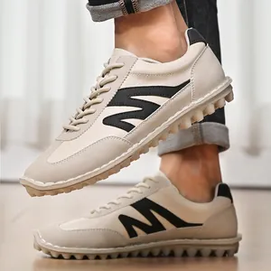 Retro cremeweiße Herren-Sneaker mit weicher Sohle und schwarzen Details