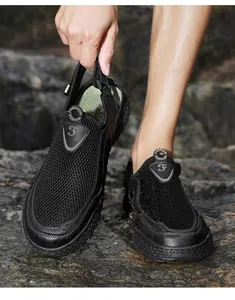 Vista dettagliata delle scarpe da passeggio in mesh nero traspirante da uomo all'aperto