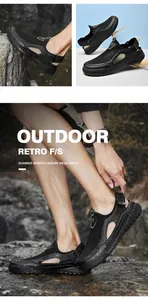 Dettaglio delle scarpe sportive da uomo in mesh traspirante su terreno roccioso