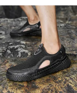 Vista dettagliata delle scarpe casual da uomo in rete nera con design laterale traforato