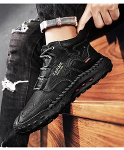Nahaufnahme schwarzer Herren-Arbeitsstiefel mit langlebiger, rutschfester Gummisohle