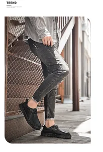 Detailansicht der handgefertigten schwarzen Freizeitschuhe für Herren mit weicher Sohle