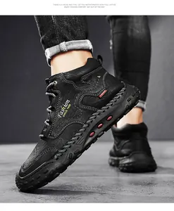 Nahaufnahme schwarzer High-Top-Arbeitsschuhe mit strukturiertem Leder und Nähten