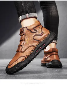 Detailansicht brauner wasserdichter High-Top-Arbeitsstiefel für Herren mit rutschfester Sohle.