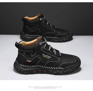 Detailansicht schwarzer Herren-Arbeitsstiefel mit robuster Sohle und Kontrastnähten