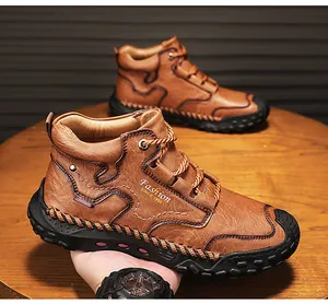 Detailansicht der robusten braunen wasserdichten Herren-Arbeitsstiefel aus Leder