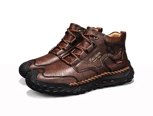 Nahaufnahme brauner Herren-Arbeitsstiefel aus Leder mit strapazierfähigen Sohlen