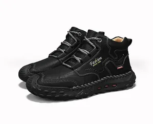 Seitenansicht schwarzer Herren-Arbeitsstiefel mit strapazierfähiger strukturierter Sohle