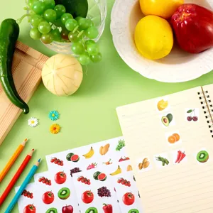 Primer plano de pegatinas realistas de frutas y verduras en un cuaderno de espiral infantil