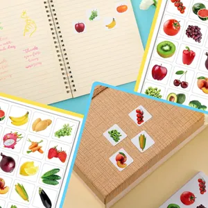 Pegatinas realistas de frutas y verduras aplicadas en un cuaderno y caja de regalo