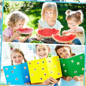 Niños divirtiéndose con pegatinas de frutas en libros y piel en ambiente escolar