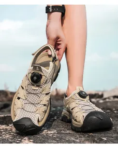 Λεπτομερής προβολή των αναπνεύσιμων χακί mesh outdoor σανδαλιών με σύστημα περιστροφικού δεσίματος