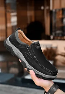 Nahaufnahme schwarzer Herren-Loafer aus Leder für den Außenbereich mit grauen Nähten