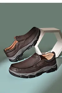 Detailansicht brauner Herren-Outdoor-Loafer mit Ziernähten und robuster Gummisohle