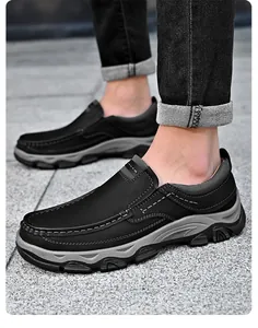 Seitenansicht schwarzer Herren-Loafer mit Slip-on-Design und dicker grauer Sohle