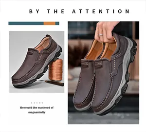 Nahaufnahme von braunen Herren-Outdoor-Loafers mit weicher Sohle und handgenähten Details.