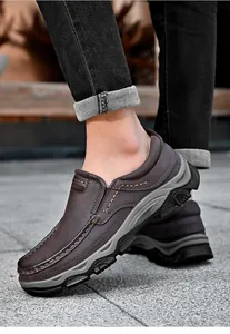 Detailansicht der braunen Herren-Slipper mit dicker Gummisohle und feinen Nähten