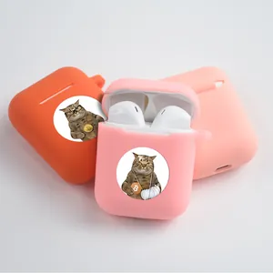Vista macro dettagliata di adesivi rotondi con emoji di gatti su custodie in silicone