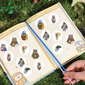 Collezione di simpatici adesivi rotondi con meme di gatti per regali e decorazione