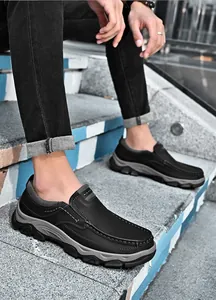 Detailansicht schwarzer Outdoor-Leder-Loafers mit weicher, rutschfester grauer Sohle.