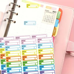 Detail van kleurrijke beschrijfbare rekeningherinnering stickers voor budgetplanning.