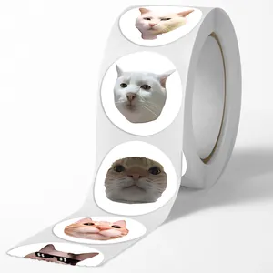 Primo piano di un rotolo di adesivi tondi con meme di gatti per confezioni regalo