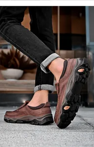Detailansicht der braunen Leder-Loafer für Herren mit rutschfester Gummisohle im Freien