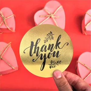 Λεπτομερής λήψη χρυσού ματ αυτοκόλλητου thank you με κομψά μαύρα λουλουδάτα σχέδια