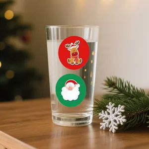 Weihnachtsaufkleber auf Glas mit Weihnachtsmann- und Rentier-Motiven für DIY Deko