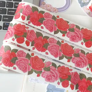 Vista dettagliata del motivo a rose rosse retrò su nastro washi da 5cm per scrapbooking