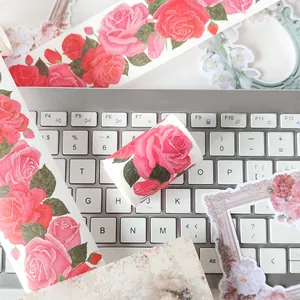Dettaglio del nastro washi con rose rosse da 5 cm per scrapbooking e decorazioni DIY.