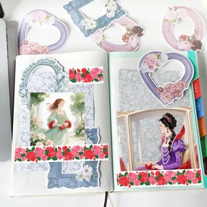 Primo piano di nastro washi floreale vintage e adesivi per ritratti in un diario