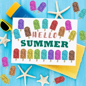 Glitzernde bunte Eis-am-Stiel-Aufkleber mit Hello Summer Schriftzug auf blauem Holz