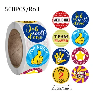 Détail du rouleau de 500 autocollants de récompense colorés avec 8 motifs uniques